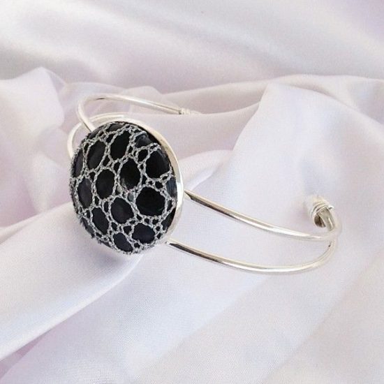 Pulsera brazalete con botón con patrón